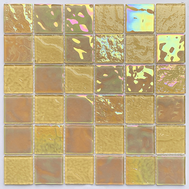 Bunte gelbe schillernde Mosaikfliesen aus Glas für die Küche