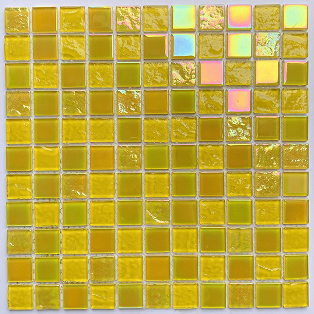 Bunte gelbe schillernde Mosaikfliesen aus Glas für die Küche
